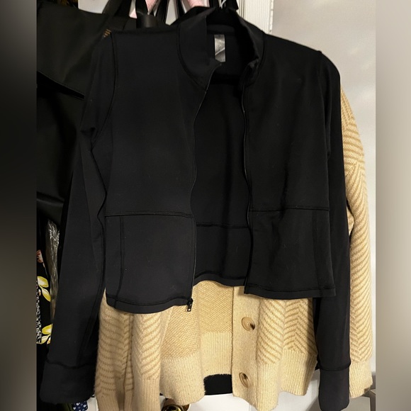 TNALIFETM RELAY WAIST ZIP-UP - Picture 2 of 5